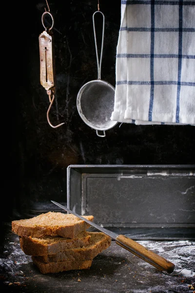 Pão de centeio caseiro fatiado — Fotografia de Stock
