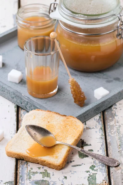 Toast s karamelovou omáčkou — Stock fotografie