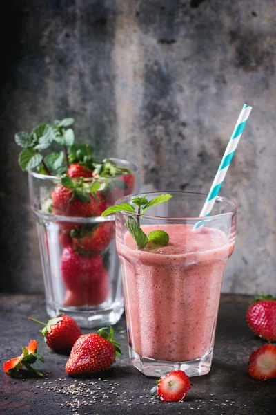 Batido de fresa roja —  Fotos de Stock