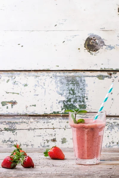 Roter Erdbeer-Smoothie — Stockfoto