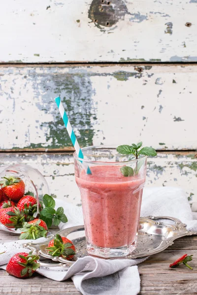 Batido de fresa roja —  Fotos de Stock