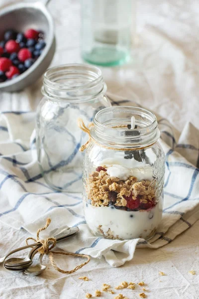 Granola yoğurt çilek ile — Stok fotoğraf