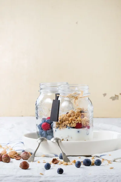 Granola met yoghurt en bessen — Stockfoto