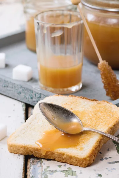 Toast with caramel sauce — Stock Photo, Image
