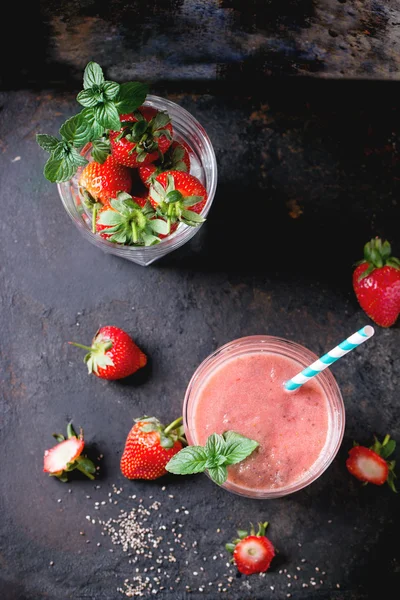 Red strawberry smoothie — Stock Photo, Image