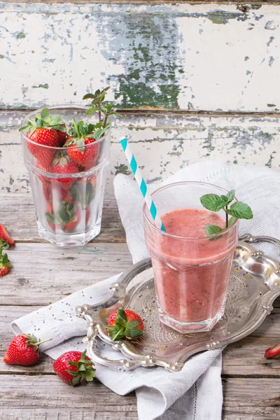Red strawberry smoothie — Stockfoto