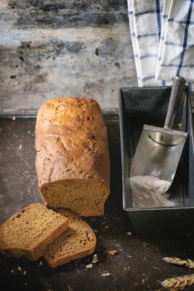 Brood van zelfgemaakte roggebrood — Stockfoto