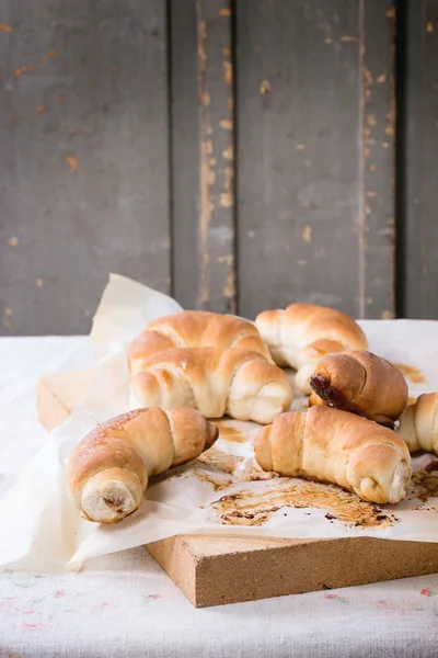 Rouleaux de croissant frais cuits au four — Photo