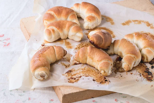 Frisch gebackene Halbmondbrötchen — Stockfoto