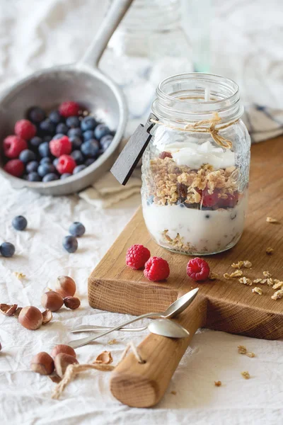 Granola yoğurt çilek ile — Stok fotoğraf