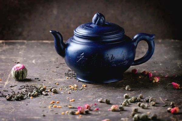 Чайник и чайные листья — стоковое фото