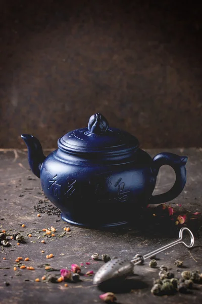 Teapot and tea leaves — Stock Photo, Image