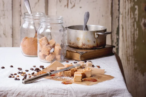 Caramelle e chicchi di caffè — Foto Stock