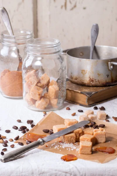 Fudge y granos de café —  Fotos de Stock