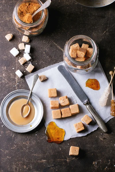 Bonbons au caramel et saucisse au caramel — Photo