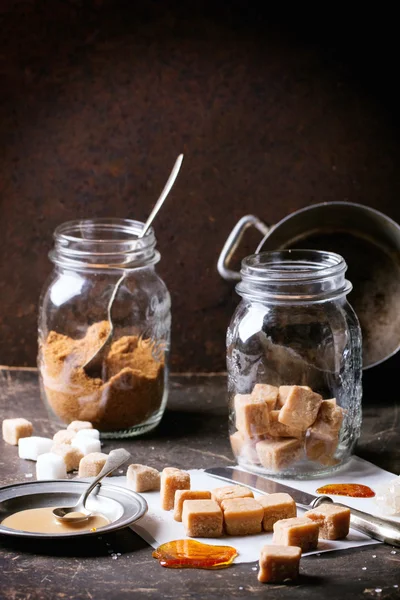 Fudge Bonbons und Karamellsause — Stockfoto