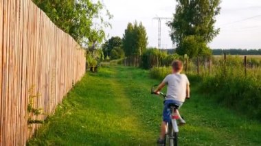 Çocuk Köyü üzerinden bir bisiklet ile gidiyor