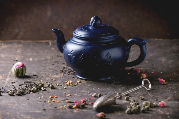 Teapot and tea leaves — Stock Photo, Image