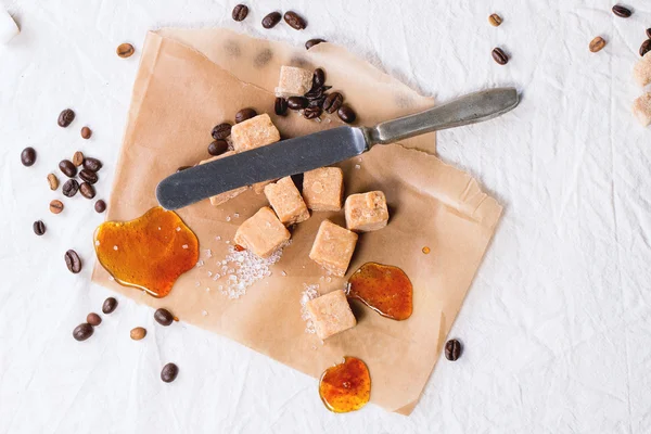 Fudge y granos de café — Foto de Stock