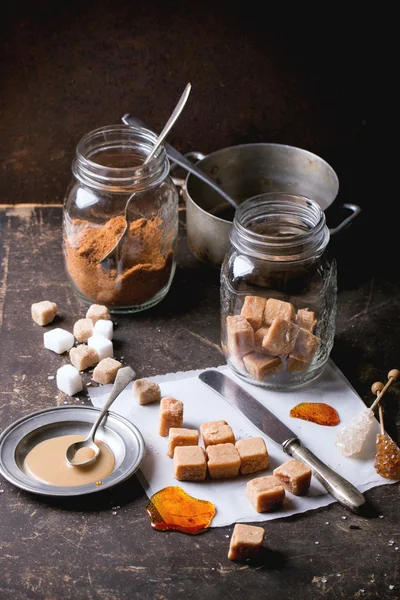 Bonbons au caramel et saucisse au caramel — Photo