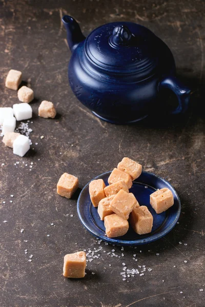 Fudge cand și ceainic — Fotografie, imagine de stoc