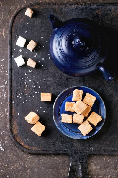 Fudge cand und Teekanne — Stockfoto