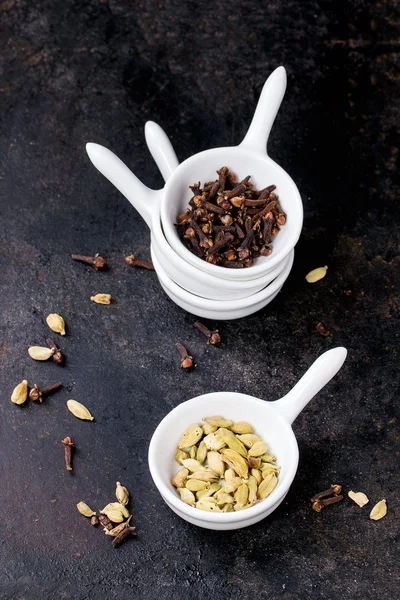 Cardamom and cloves — Stock Photo, Image