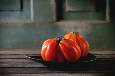 Büyük kırmızı domates Raf