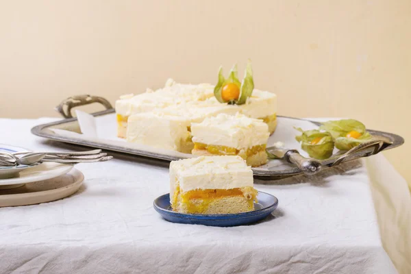 Pastel con frutas tropicales — Foto de Stock