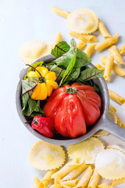 Pastas y verduras frescas — Foto de Stock