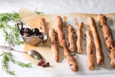 Siyah Zeytin ve grisini ekmek