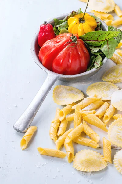 Fresh pasta and vegetables — Stock Photo, Image