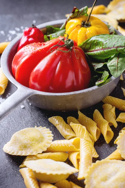 Fresh pasta and vegetables — Stock Photo, Image