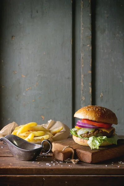 Hambúrguer e batatas — Fotografia de Stock