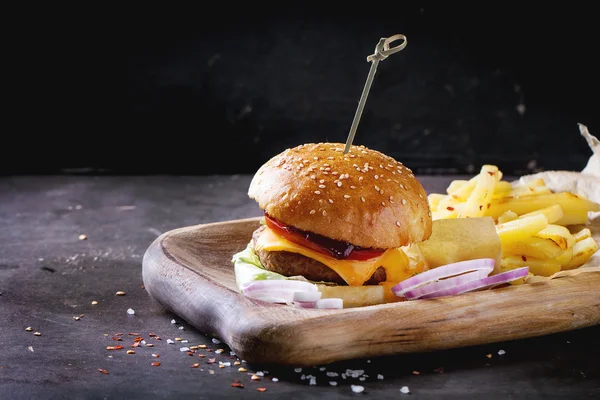 Burger i ziemniaków — Zdjęcie stockowe