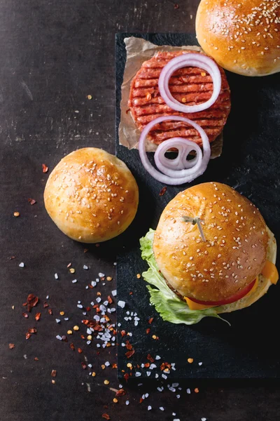 Burger i surowego kotlet — Zdjęcie stockowe