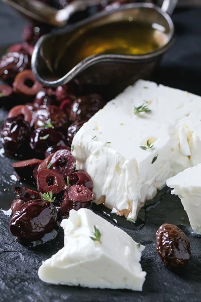 Aceitunas negras y queso feta —  Fotos de Stock