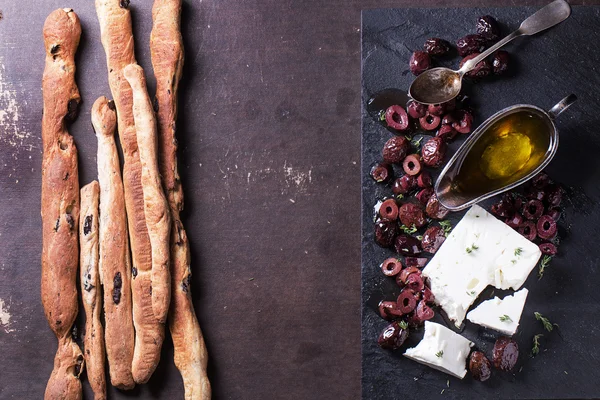 Azeitonas pretas e queijo feta — Fotografia de Stock