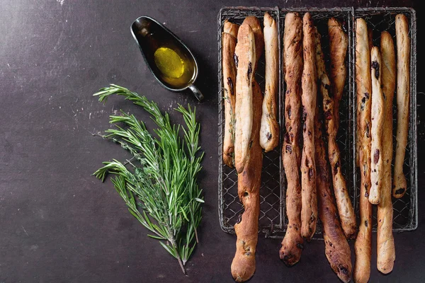 Grissini roti dan minyak zaitun — Stok Foto