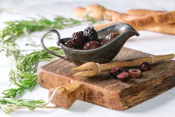 Siyah Zeytin ve grisini ekmek — Stok fotoğraf