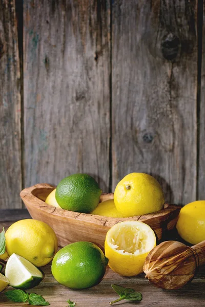 Citroner och limefrukter — Stockfoto