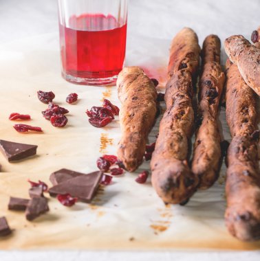 grisini ekmek ve kırmızı likör