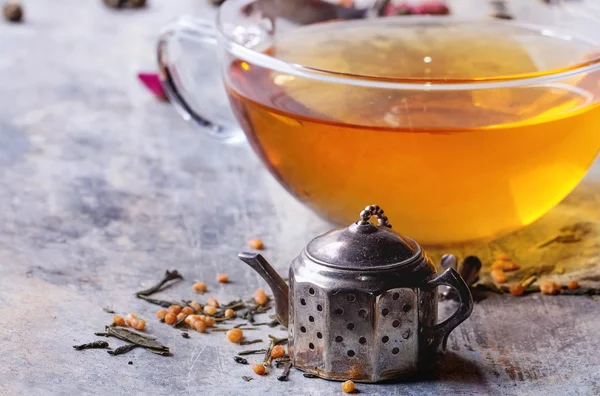 Cup of hot tea with tea strainer — Stock Photo, Image