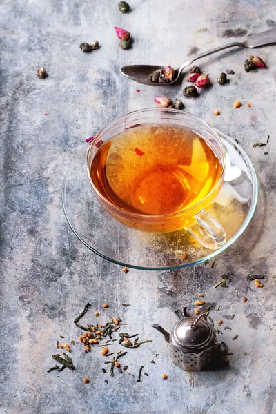 Tazza di tè caldo con colino da tè — Foto Stock