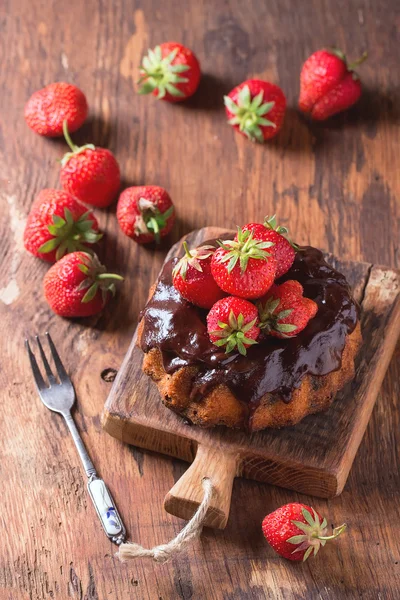 Ciasto czekoladowe z truskawkami — Zdjęcie stockowe