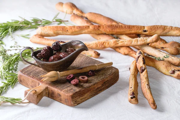 Olives noires et pain grissini — Photo