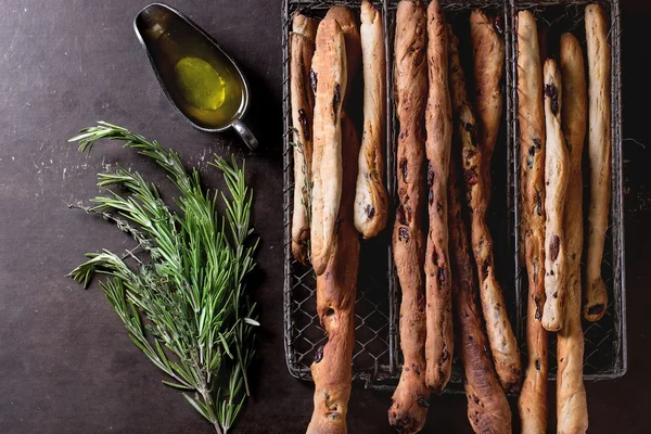 Pan de Grissini y aceite de oliva — Foto de Stock