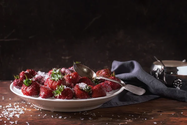 Fragole da giardino con zucchero e panna — Foto Stock