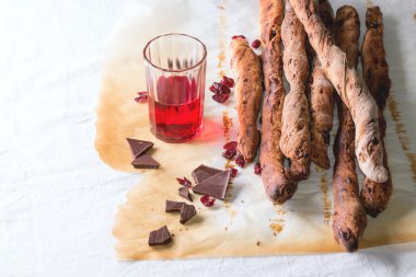grisini ekmek ve kırmızı likör