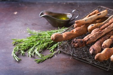 grisini ekmek ve zeytin yağı
